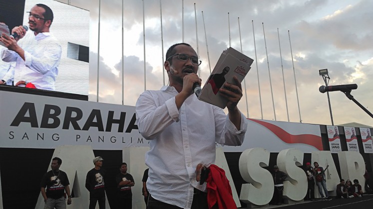 Time to run: Former Corruption Eradication Commission (KPK) chairman Abraham Samad declares his readiness to run as a presidential candidate at Losari Beach in Makassar, South Sulawesi, on May 7. 