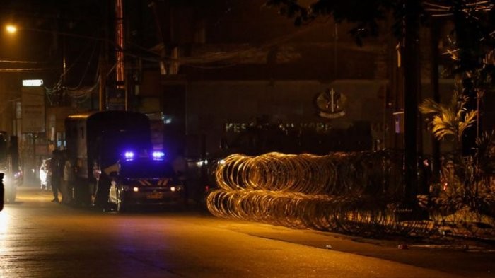 Barbed wire installed at the entrance to the National Police Mobile Brigade headquarters (Mako Brimob) in Depok, West Java, following a riot on Tuesday night. 
