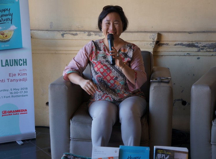 Eje Kim speaks to the audience during the launch of her book “Happy Yummy Journey” at the Makassar International Writers Festival in Makassar, South Sulawesi, on May 5.