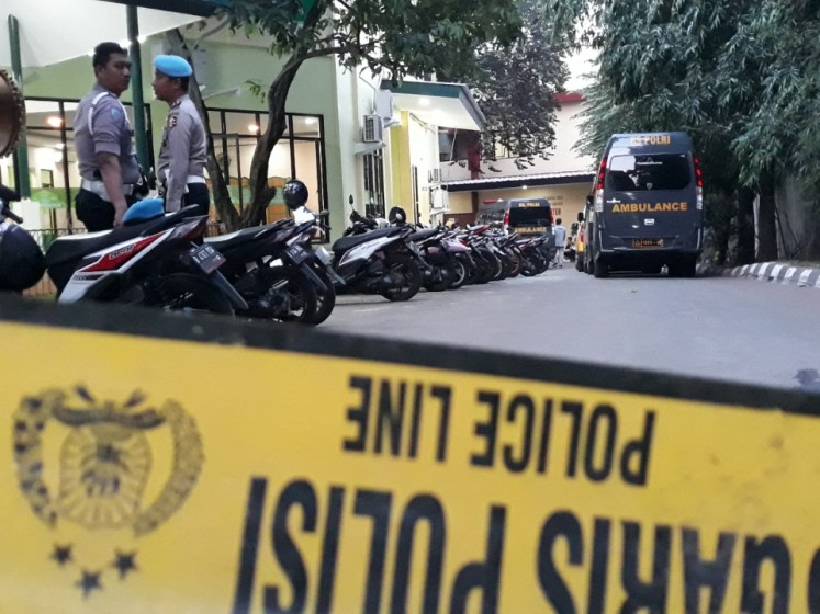 Police seal off the National Police hospital in Kramat Jati, East Jakarta, on Wednesday afternoon after ambulances bringing dead bodies of casualties in the Mobile Brigade headquarters (Mako Brimob) in Kelapa Dua, Depok, West Java, riot on Tuesday evening, came in. 