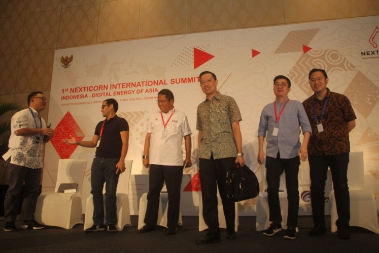 ‘Virtual ambassadors’:  Communications and Information Minister Rudiantara (third left) and Investment Coordinating Board (BKPM) chairman Thomas Lembong (third right) pose for a photograph with (from left) Nexticorn ambassador Daniel Tamiwa, Go-Jek founder and CEO Nadiem Makari, Tokopedia founder and CEO William Tanuwijaya and Traveloka founder and CEO Ferry Unardi. The group of leading drivers of the digital economy appeared at a May 9 press conference for the 1st Nexticorn International Summit Indonesia in Nusa Dua, Bali.
 