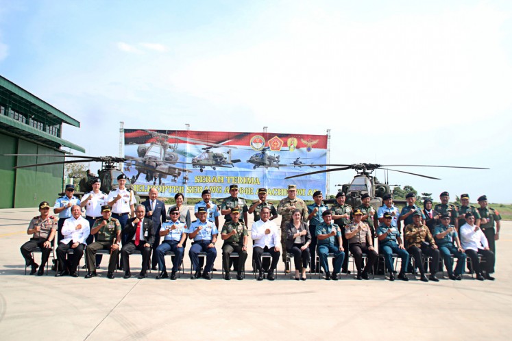 Defense Minister Ryamizard Ryacudu, Army chief of staff Gen. Mulyono, US Deputy Ambassador Erin McKee and several TNI and National Police officials take a picture after the handover ceremony of eight Apache helicopters purchased by the Indonesian government from the US at Ahmad Yani Air Force Base in Semarang, Central Java, on May 16. 