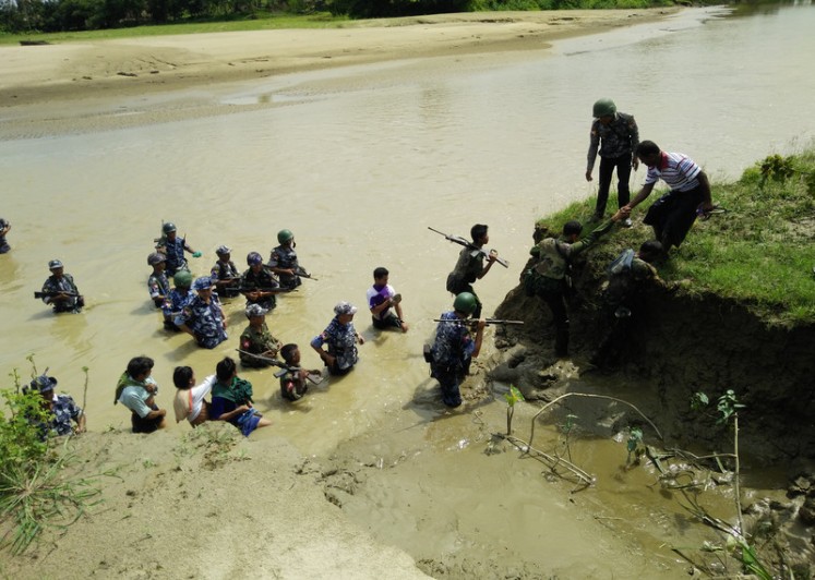 Myanmar security forces accompany Hindu villagers to the site of mass graves where their relatives were buried. The bodies of 45 people from Ah Nauk Kha Maung Seik (in Maungdaw township, Rakhine State) were unearthed in four mass graves in late September 2017. The victims were among 100 people killed in two massacres perpetrated by Arakan Rohingya Salvation Army (ARSA) fighters on 25 August 2017. 