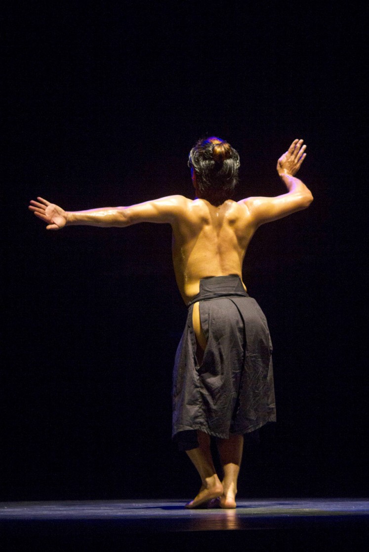 Soft and strong: Riyanto performs the first act of Hijrah at the Jogja National Museum during ARTJOG 2018.