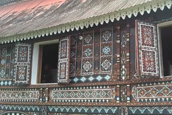 The mosque is covered in carvings usually found on 'rumah gadang', the traditional house of West Sumatra.