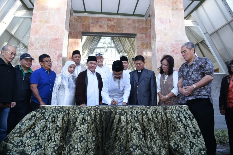 North Sumatra Governor Tengku Erry Nuradi (middle) signs an incription during the inauguration ceremony in Taman Simalem Resort in Karo regency, on Saturday, June 9.