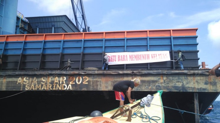 They put banners on some of the pontoons, expressing their objection to the coal loading activity. 