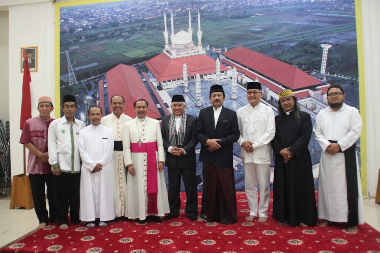 Catholic priests, led by Semarang Archbishop Robertus Rubiyatmo (fifth left), visit the Central Java Grand Mosque in Semarang, Central Java, on Friday. The entourage was received by former Muhammadiyah chairman Muhammad Sirajuddin 