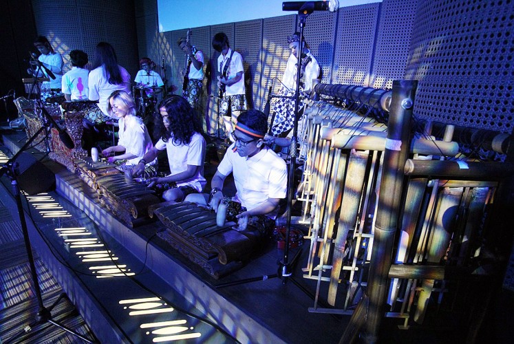 Theatric: The performance, held at Galeri Indonesia Kaya in Central Jakarta, was brought to life by a range of traditional percussion instruments and eclectic songs accompanied by dancing.