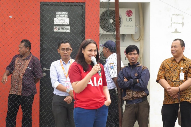 Empowering underprivileged children: PT AIA financial head of brand and communication Kathryn Parapak (center) gives a motivational speech to children living in the Rawa Bebek low-cost apartments in East Jakarta who took part in the company’s coaching clinic session. 