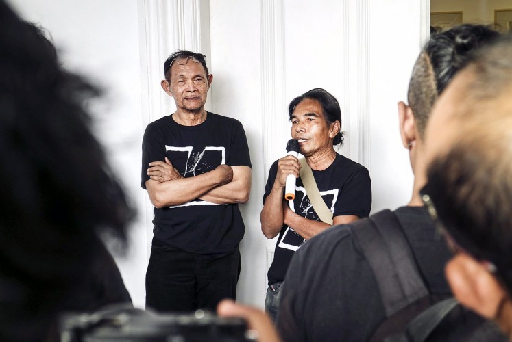 Discussion: Goenawan Mohammad (left) and Hanafi talk about their exhibition during the press tour.