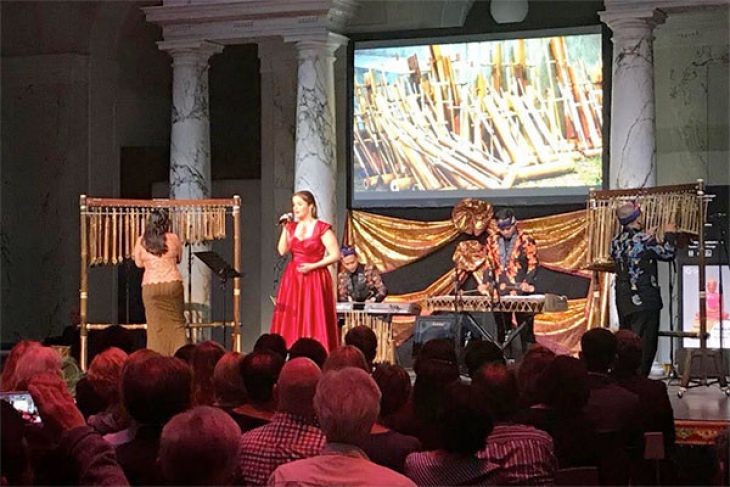 'Angklung' musicians featuring Austrian soprano Maria Theresia Gruber staged the song Bengawan Solo at Indonesia Cultural Night, held at Weltmuseum in Vienna.