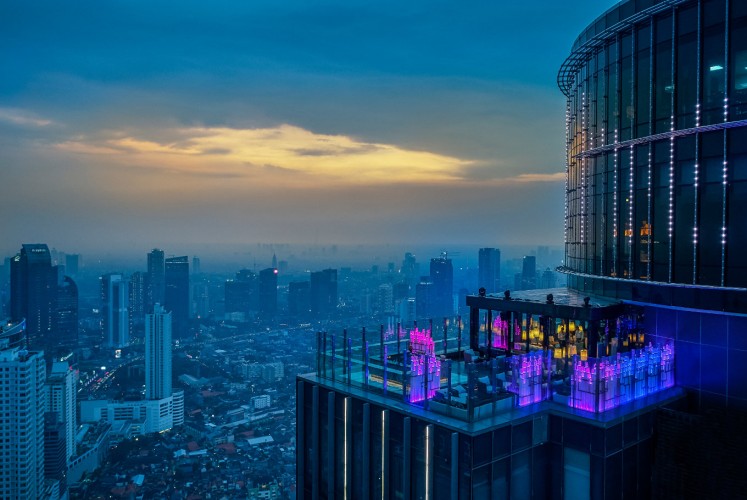Henshin is located at the top three levels of The Westin Jakarta. 