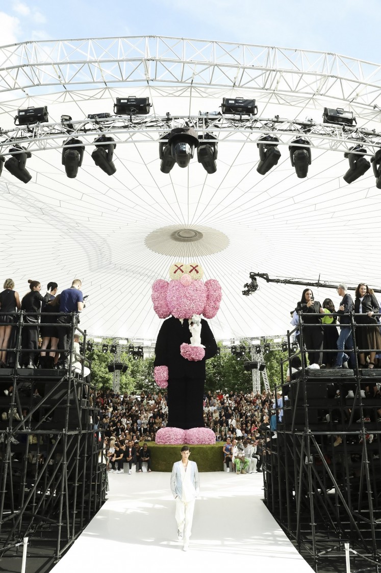 A lasting impression was made at the Dior Homme show at Paris Men’s Fashion Week by a monumental 10-meter-high statue made of flowers.