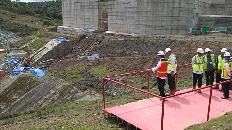 Progress: President Jokowi inspects Paselloreng Dam in Arajang subdistrict, Gilireng district, Wajo regency, South Sulawesi, during a visit on July 3. Once finished, the dam will hold up to 138 million cubic meters of water and irrigate 7,000 hectares of rice fields.