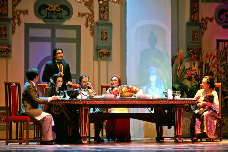 Dark vibe: A scene depicts Arjuna and his dysfunctional family in Teater Koma’s Gemintang. As usual, the play features Teater Koma’s distinctive noir lighting and vibe.