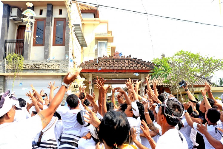 Game On: Local youths catch banknotes in the air during mesuryak.