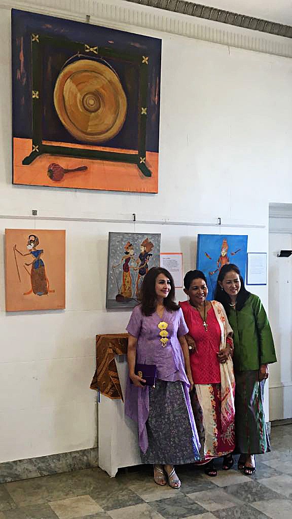 Sharing art & culture: Sylvia Shirley Malinton (left), an artist, diplomat and one of the three Srikandi 5 painters of the “Beautiful Indonesian Arts and Paintings Exhibition” at the Niagara Arts & Cultural Center (NACC) in New York state, is photographed alongside fellow Srikandi 5 painters Maria Otterbine (center) and Iris Varianti.