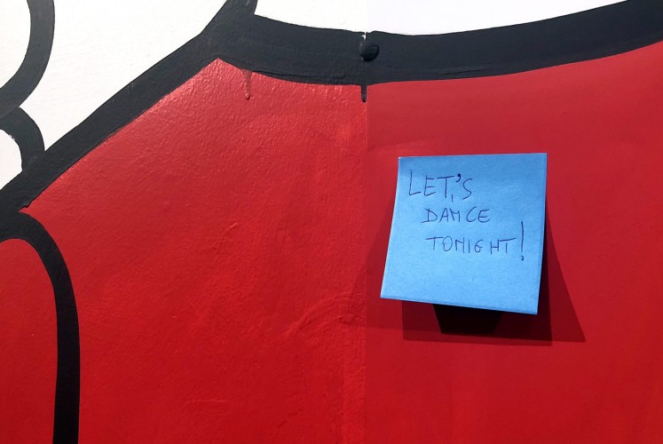 Let’s Dance Tonight: A first Post-It note on Fabrizio Dusi’s wall-length painting.