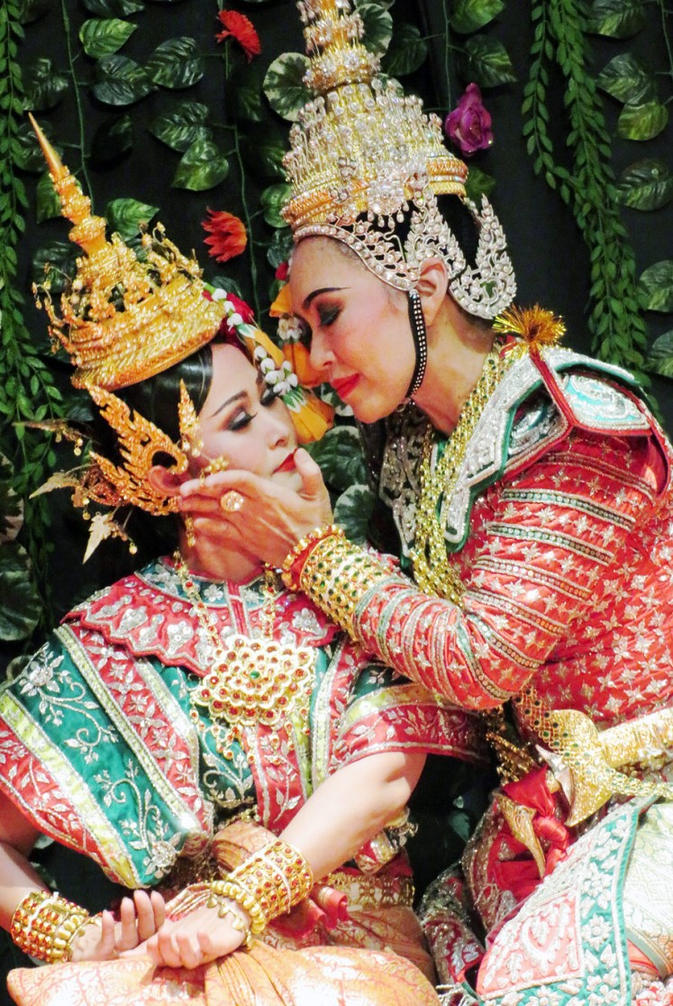 Affection: Panji/Inao (right) comforts the heroine Bussaba before their temporary separation in the performance presented by the Sukhothai College of Dramatic Arts.