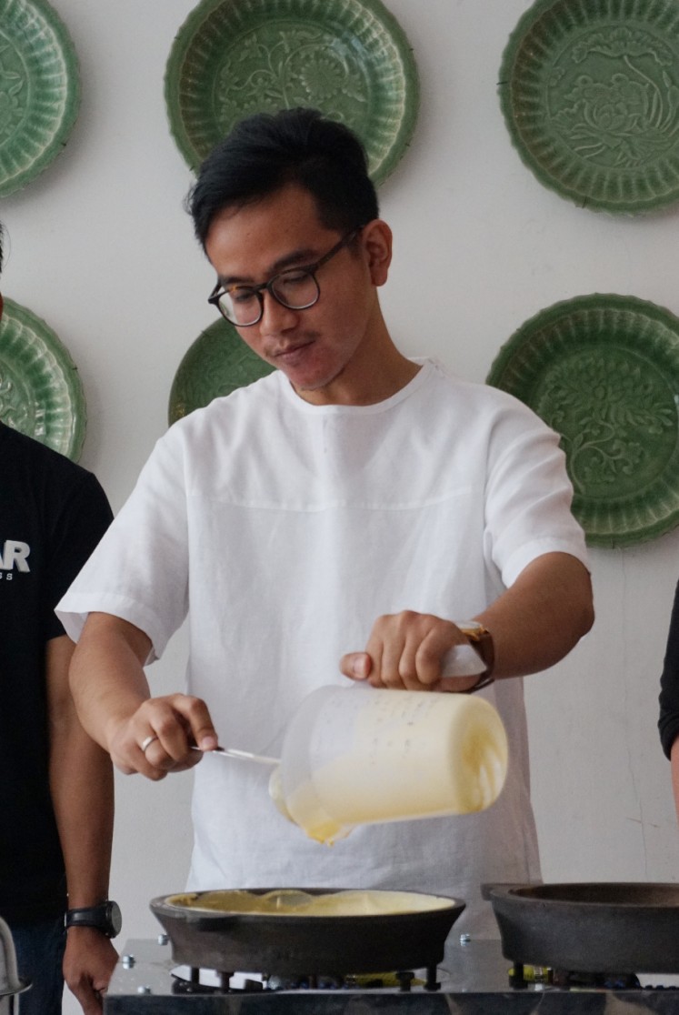 Gibran pours the 'martabak' batter into a cast-iron pan during 'Sunday Cooking with Gibran Rakabuming – Fun Opening of Markobar' on July 22 at Markobar's Pondok Indah outlet in South Jakarta.