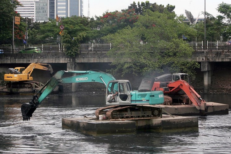 Excavators dredge the West Setiabudi Reservoir in South Jakarta on Monday. Setiabudi only treats about 2 percent of waste water, which comes not only from households in Jakarta, but also from millions of houses, factories, commercial buildings and agricultural fields in upstream areas.