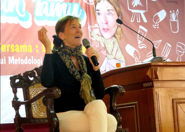 Lydia Kieven, a German researcher, conducted her research on Panji at numerous temples in East Java starting in 1996. She was a guest lecturer at Malang State University (UM)