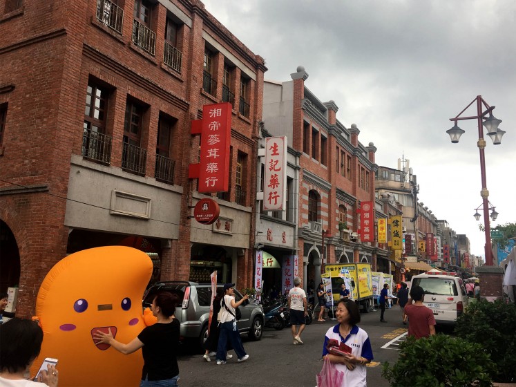 Streets in Dadaocheng are often lively.