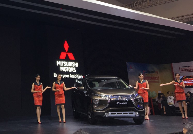 Salesgirls show a new variant of Mitsubishi MPV Xpander at GIIAS 2018 in Tangerang, Banten, from Aug. 2 to 12.