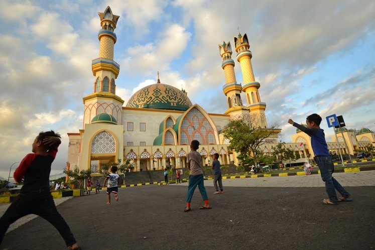 Earthquake-affected children play in the parking lot of a mosque in Mataram on West Nusa Tenggara province on August 7, 2018, two days after the area was struck by the temblor. 
