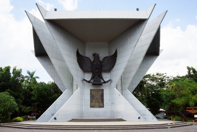 People Struggle Monument (Monpera) is located near to Kuto Besak Fort. 
