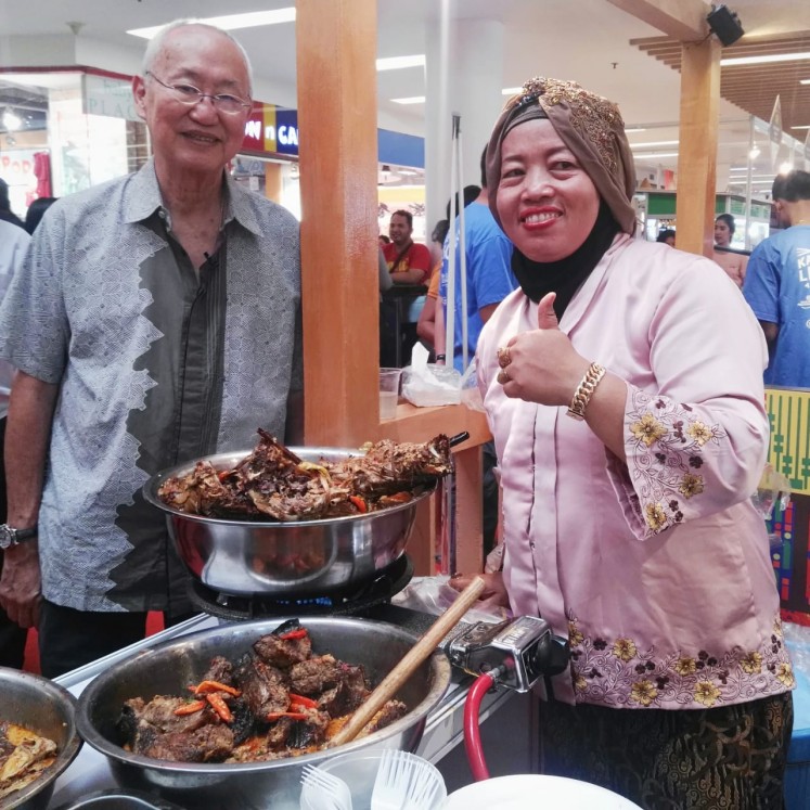William Wongso at Mangut Manyung Bu Fat stall in Kampoeng Legenda, Mal Ciputra Jakarta