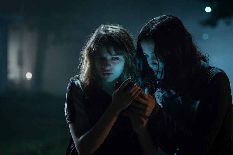 Wren (Joey King, left) and Hallie (Julia Goldani Telles, right) try to save their friends and family from the Slender Man before it is too late.