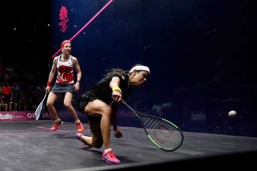 Malaysia's Nicol David plays a shot during the women’s singles quarter-final squash match against England's Alison Waters (L) during the 2018 Gold Coast Commonwealth Games at the Oxenford Studios venue in Gold Coast on April 7, 2018. 
