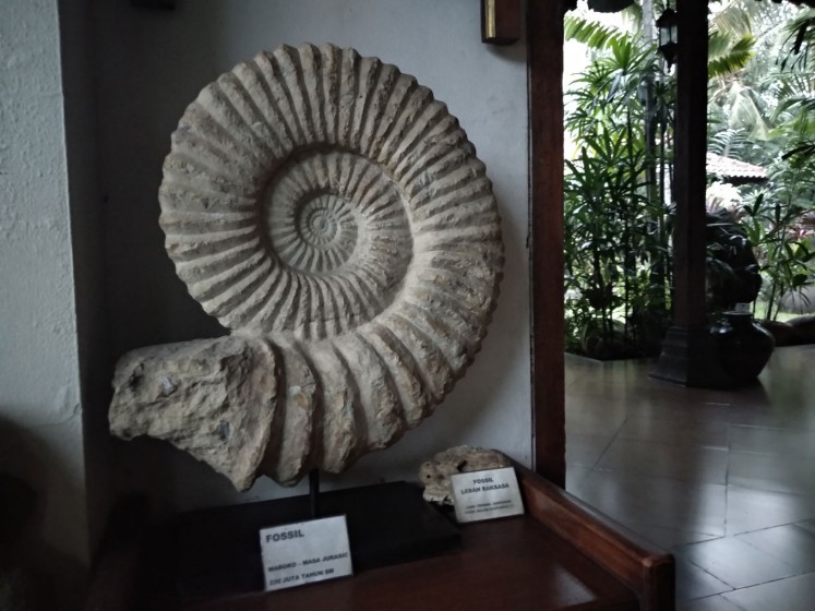 An item is displayed at Museum di Tengah Kebun (Museum in the Middle of a Garden).