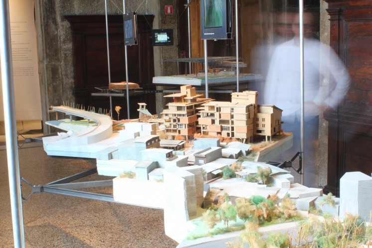 The Collateral Event showcases several architectural models developed by Fieldoffice during the completion of their projects, including the Jin-Mei Parasitic Pedestrian Pathway across Yilan River (2005-2008) and Social Welfare Center (1995-2001) from the Guang-Da Lane of Er-Wang Community (2001-2005). 