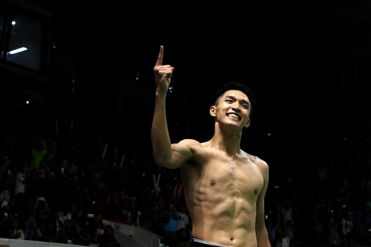 Indonesian shuttler Jonatan Christie celebrates after winning a gold medal in men’s singles badminton at Istora in Senayan, Jakarta on Tuesday. Jonatan defeated Chou Tien Chen of Chinese Taipei 21-18, 20-22, 21-15 to win the medal. 