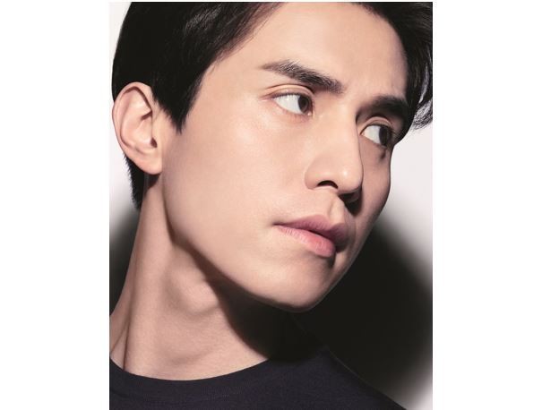 An image of actor Lee Dong-wook modeling for Chanel’s new makeup line for men, Boy De Chanel.