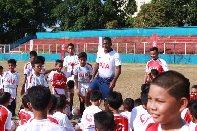 Future stars: British soccer team Tottenham Hotspur’s international development coach Shaun Harris (center) provides a coaching session for young soccer players in Manado, North Sulawesi. The event was part of life insurance company PT AIA FINANCIAL’s (AIA) initiative to promote a healthier lifestyle among Indonesians, while training young local soccer players along the way