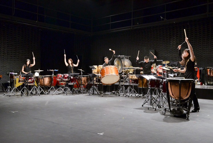 Beat of the drums: Ju Percussion Group musicians beat the drums for the “J Effect” piece by Lu Huan-Wei, which is played without accompanying musical instruments.Beat of the drums: Ju Percussion Group musicians beat the drums for the “J Effect” piece by Lu Huan-Wei, which is played without accompanying musical instruments.