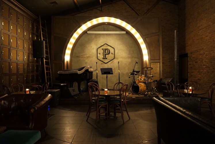 Prohibition Asia mostly plays jazz, especially on Tuesdays and Wednesdays, but they also have a room for other genres, such as top 40s and pop jazz. 