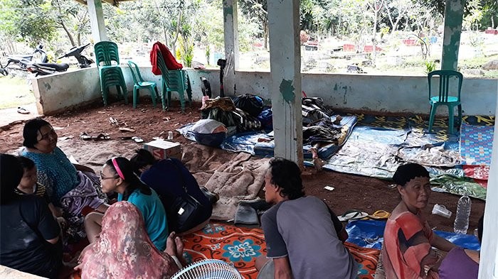 Residents of Pejaten Timur in South Jakarta take shelter to a nearby cemetery after their houses were flooded in February this year. 