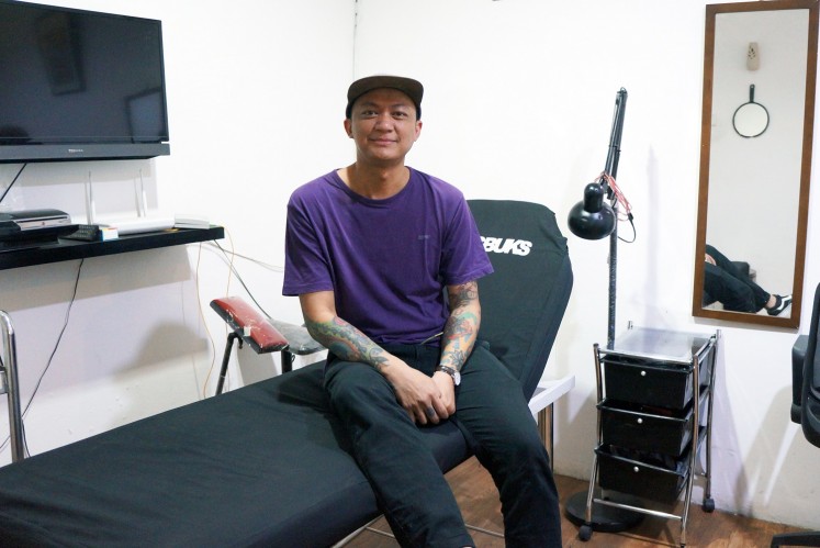 Tattoo artist Ricky “Panky” Stefanus in Bucksbuks Tattoo parlor. 