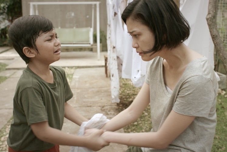 Jodi, played by Muzakki Ramdhan, (left) and Murni (Marissa Anita) in one of the scenes in 'Folkore: A Mother's Love'.