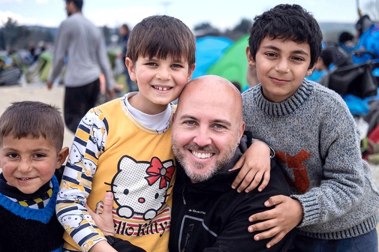 Right there: Photographer Aleix Oriol Vergés poses with refugee children in Idomeni, Greece, where many refugees tried to cross the border into Macedonia (2016).