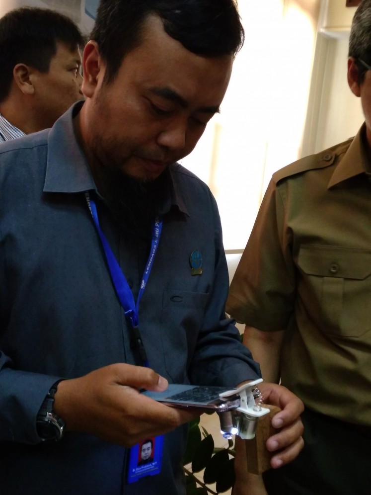 LIPI researcher Esa Prakasa demonstrates identifying a wood specimen with the AIKO app.