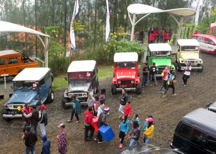 Residents who work as jeep tour providers compete in the Jeep Competition.