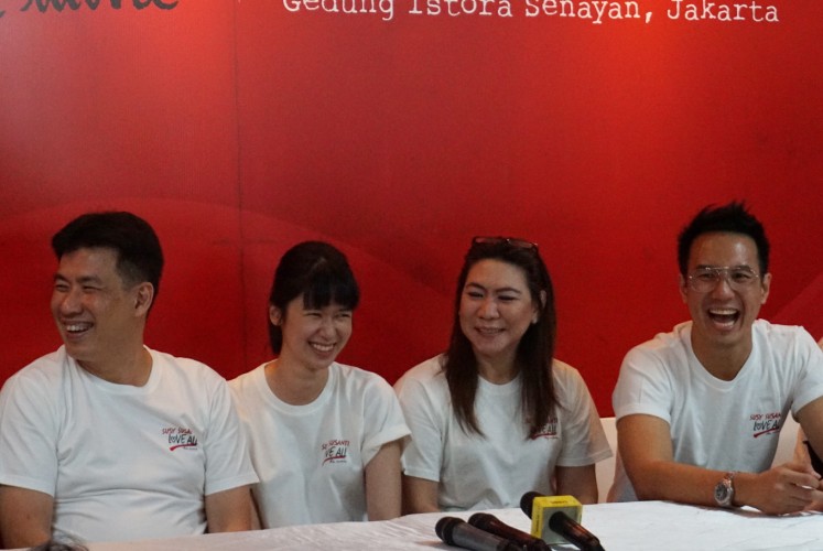 Alan Budikusuma (left), Laura Basuki (second left), Susy Susanti (second right) and Daniel Mananta are all smiles at a press conference for 'Susy Susanti - Love All' on Sept. 19 at Gelora Bung Karno sports complex.