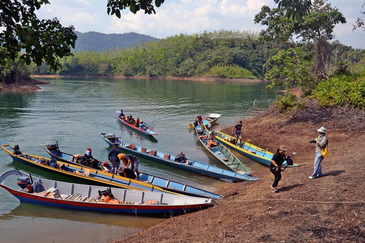 By the river: Longboats transporting guests from Batang Ai jetty to the gaharu plantations near the longhouses in Ulu Menyang provide additional benefi ts for ecotourism.