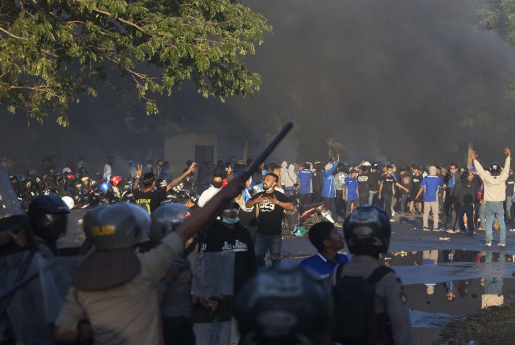 Supporters of PSIM Yogyakarta clash with the police during a second division match between PSIM Yogyakarta and PSS Sleman at Sultan Agung Stadium in Bantul, Yogyakarta, on July 26. The police are investigating the cause of the riot. 